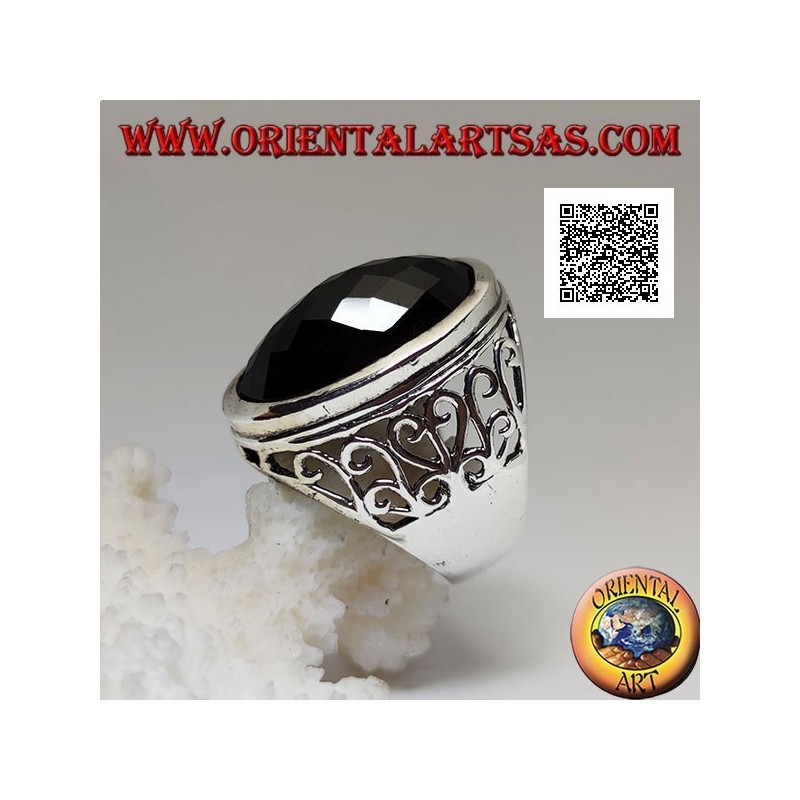 Anillo de plata con gran ónix facetado ovalado y decoración calada ondulada en los laterales
