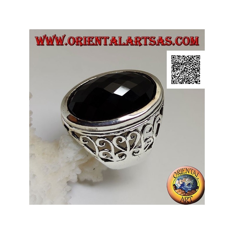 Anillo de plata con gran ónix facetado ovalado y decoración calada ondulada en los laterales