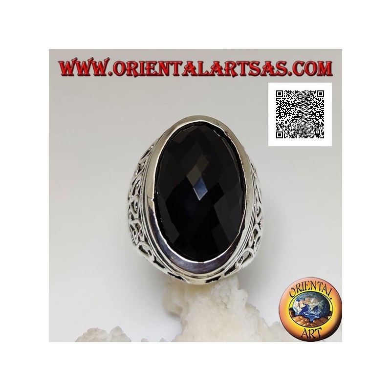 Anillo de plata con gran ónix facetado ovalado y decoración calada ondulada en los laterales
