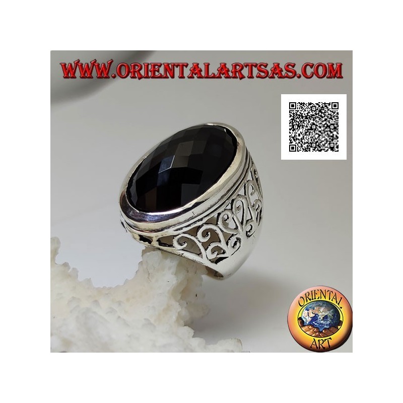 Anillo de plata con gran ónix facetado ovalado y decoración calada ondulada en los laterales