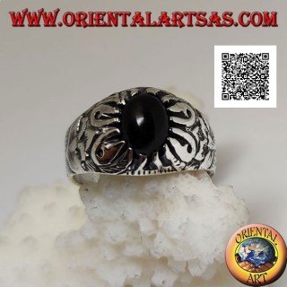 Bague en argent avec cabochon ovale onyx serti de griffes et décorations florales en relief sur les côtés
