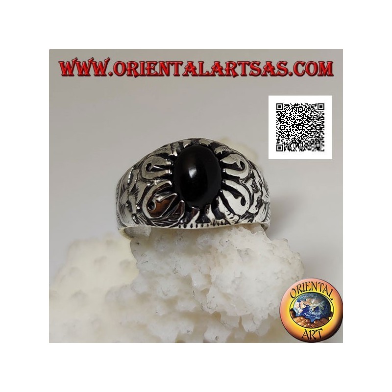 Bague en argent avec cabochon ovale onyx serti de griffes et décorations florales en relief sur les côtés