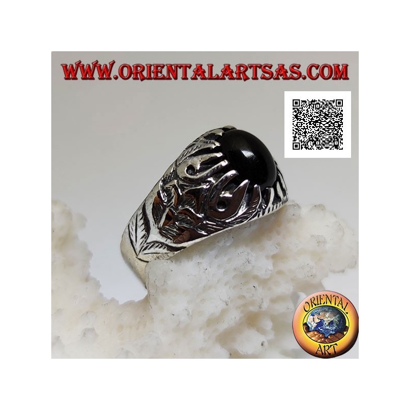 Anello in argento con onice ovale cabochon incastonata da artigli e decorazioni floreali in rilievo sui lati