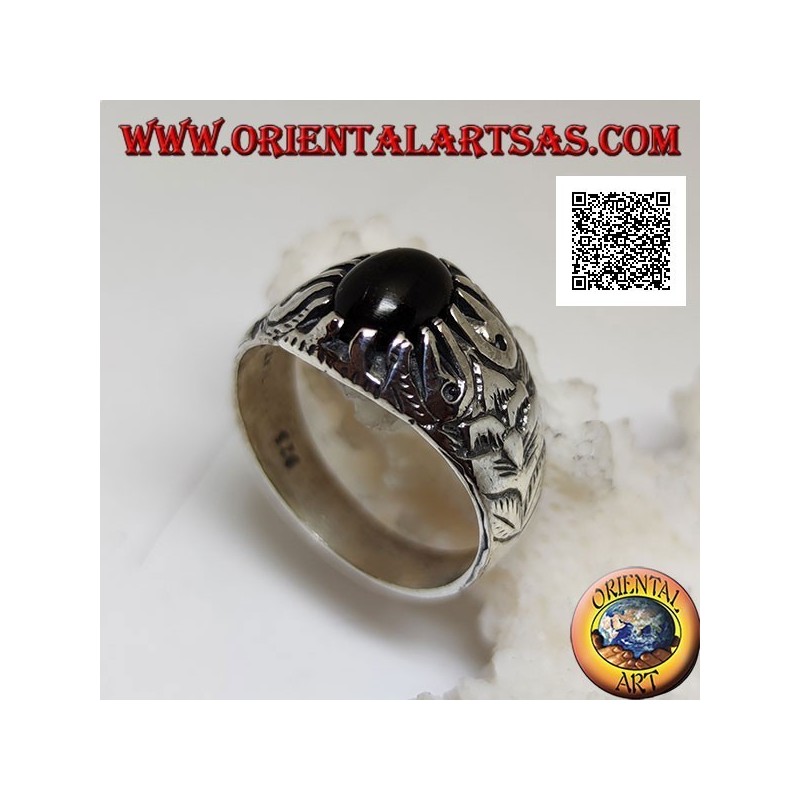 Anello in argento con onice ovale cabochon incastonata da artigli e decorazioni floreali in rilievo sui lati