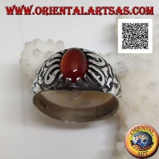 Bague en argent avec cornaline cabochon ovale sertie de griffes et décorations florales en relief sur les côtés