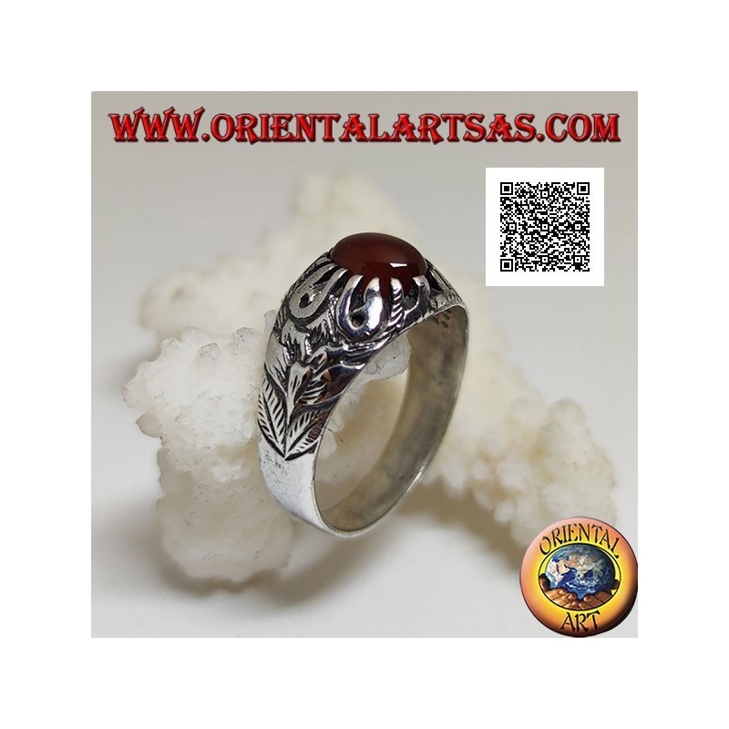 Anello in argento con corniola ovale cabochon incastonata da artigli e decorazioni floreali in rilievo sui lati