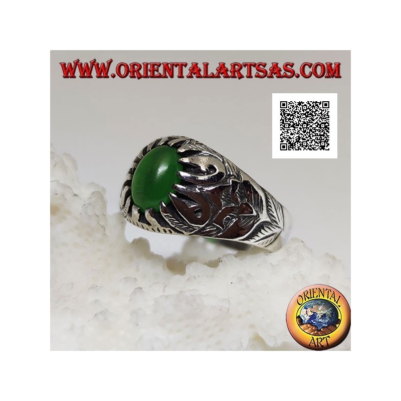Anello in argento con agata verde ovale cabochon incastonata da artigli e decorazioni floreali in rilievo sui lati