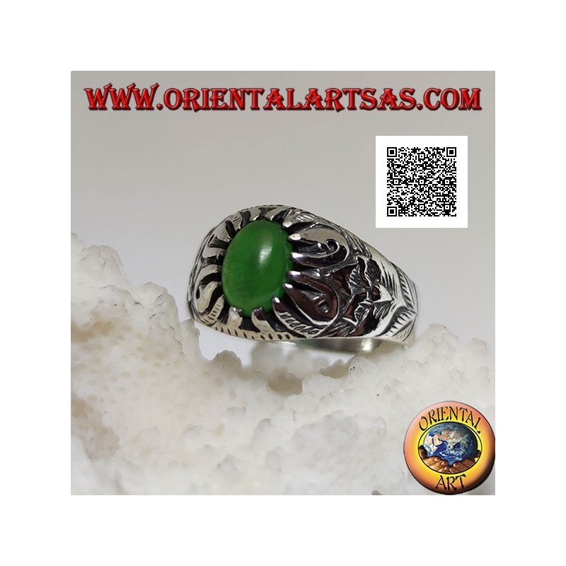 Bague en argent avec agate verte ovale cabochon sertie de griffes et décorations florales en relief sur les côtés