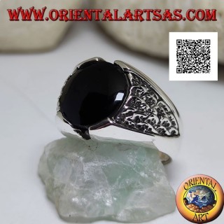 Anello in argento con onice tonda e motivo nel triangolo in bassorilievo sui lati