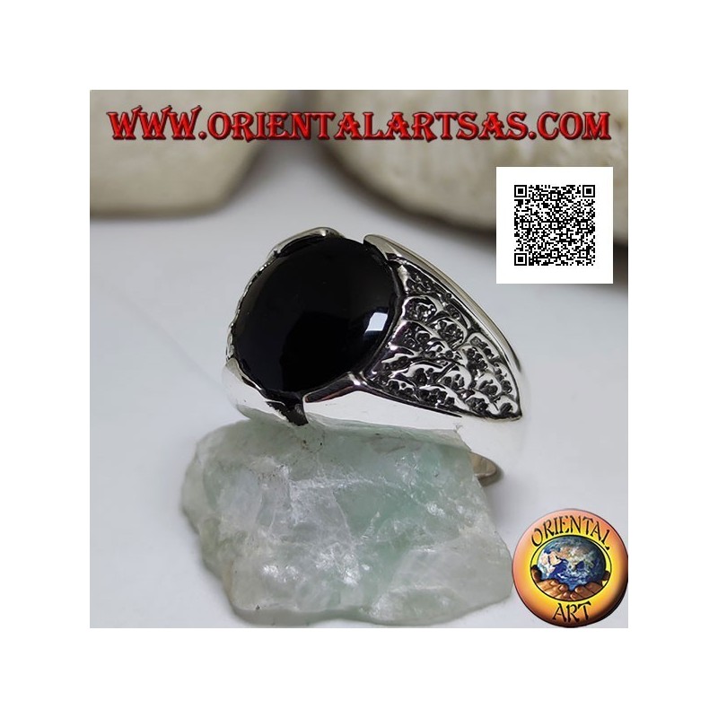 Anillo de plata con ónix redondo y motivo en el triángulo en bajorrelieve en los lados