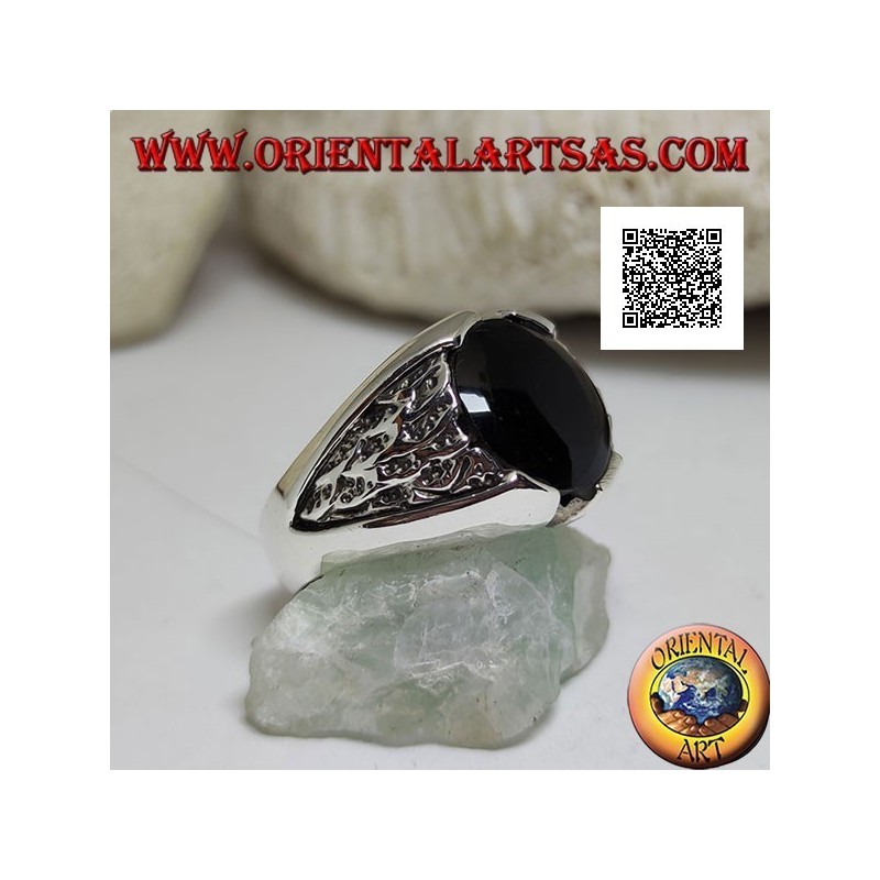 Anillo de plata con ónix redondo y motivo en el triángulo en bajorrelieve en los lados