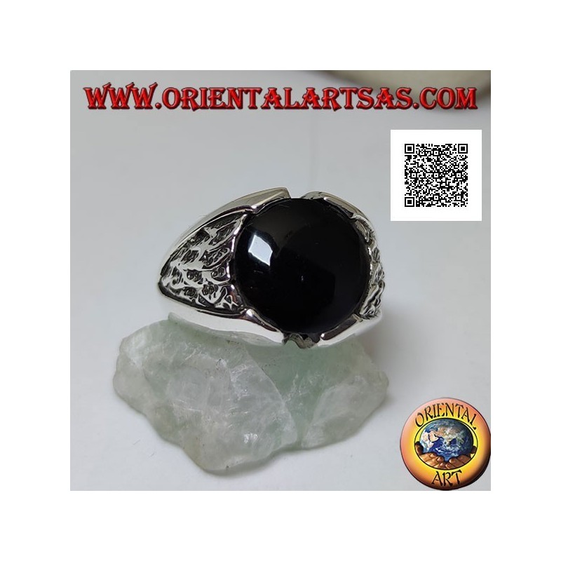 Bague en argent avec onyx rond et motif dans le triangle en bas-relief sur les côtés