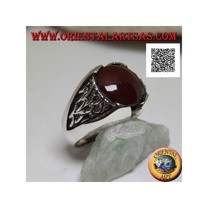 Anillo de plata con cornalina redonda y motivo en el triángulo en bajorrelieve en los lados