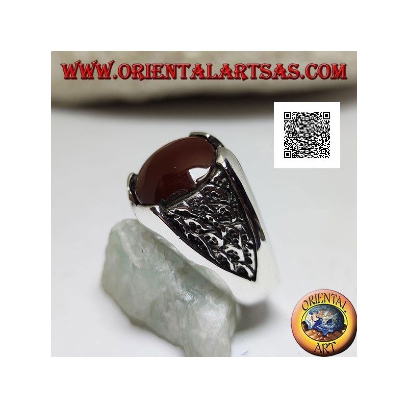 Anillo de plata con cornalina redonda y motivo en el triángulo en bajorrelieve en los lados