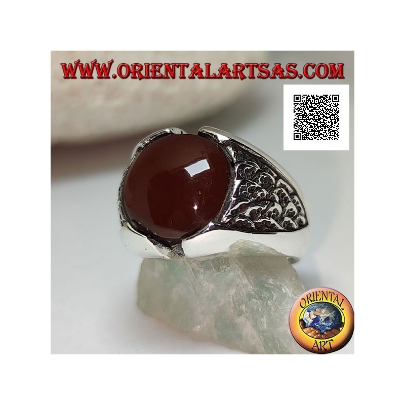 Anello in argento con corniola tonda e motivo nel triangolo in bassorilievo sui lati