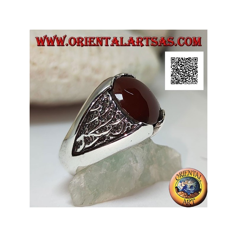 Anillo de plata con cornalina redonda y motivo en el triángulo en bajorrelieve en los lados