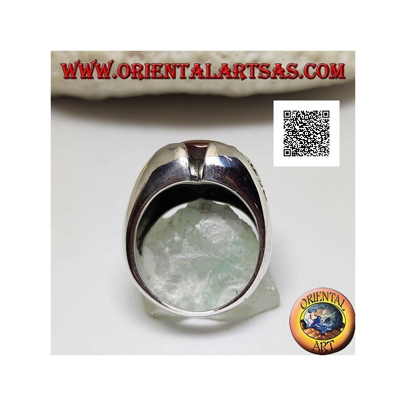 Bague en argent avec cornaline ronde et motif dans le triangle en bas-relief sur les côtés