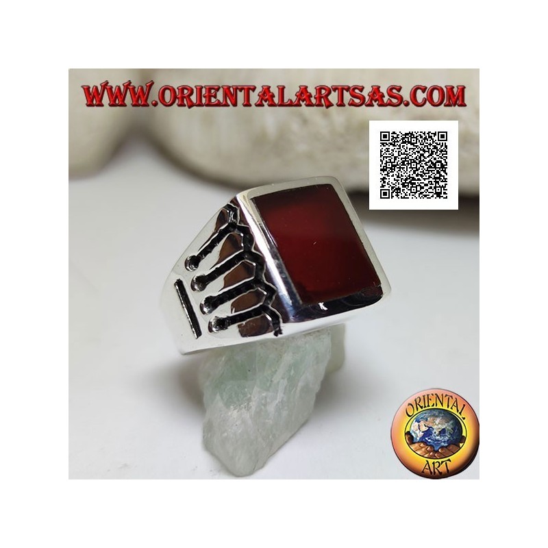 Anillo de plata con cornalina rectangular y 4 líneas horizontales y 1 vertical grabadas en los laterales