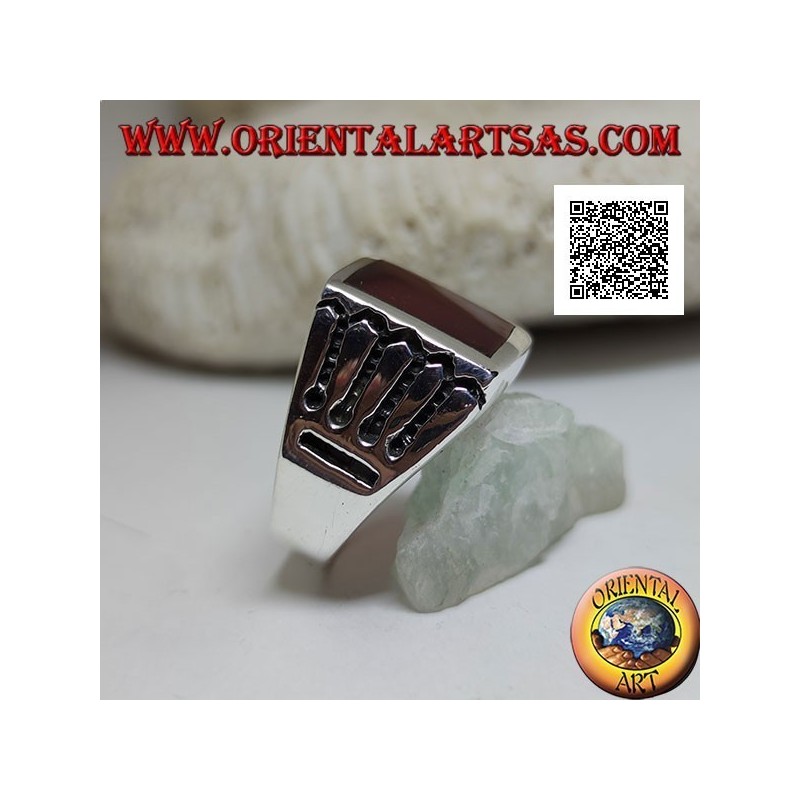 Anillo de plata con cornalina rectangular y 4 líneas horizontales y 1 vertical grabadas en los laterales