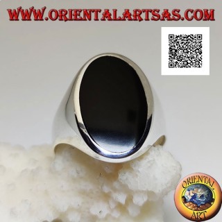 Silberring mit ovalem Onyx, länglich bündig mit der Kante auf einem glatten Rahmen