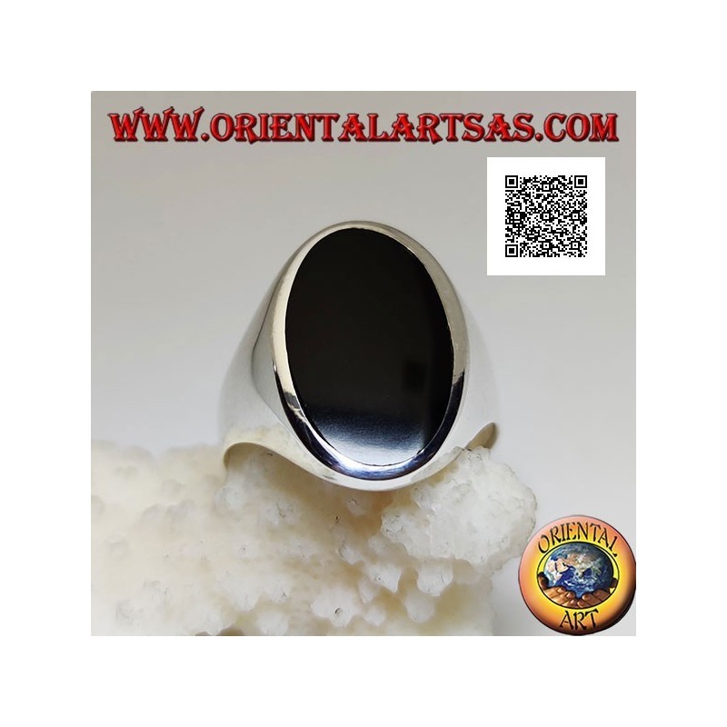 Silberring mit ovalem Onyx, länglich bündig mit der Kante auf einem glatten Rahmen