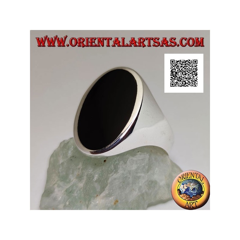 Silberring mit ovalem Onyx, länglich bündig mit der Kante auf einem glatten Rahmen