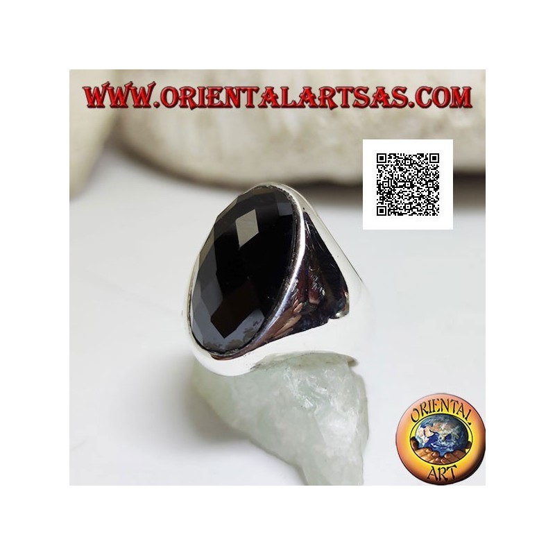 Anillo de plata con ónix ovalado facetado alargado estrecho en engaste liso