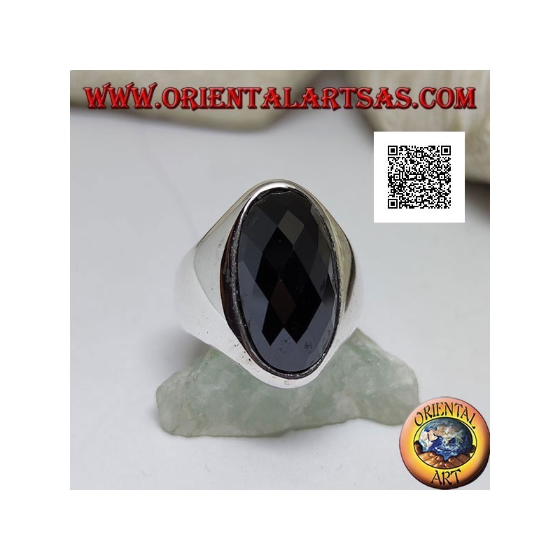 Anillo de plata con ónix ovalado facetado alargado estrecho en engaste liso