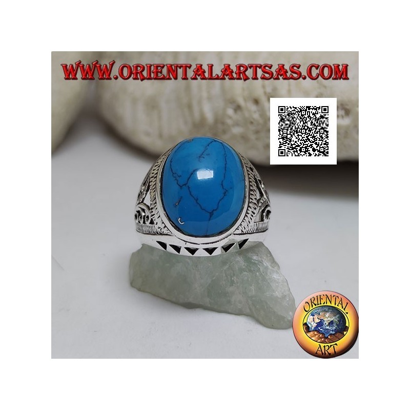 Anillo de plata con cabujón ovalado turquesa y decoración floral y triangular en los laterales