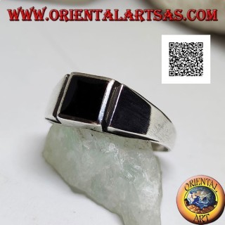 Bague en argent avec onyx carré au ras du bord et ligne verticale gravée sur les côtés