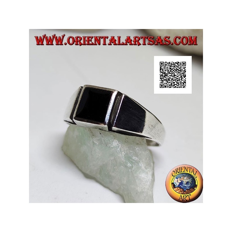 Silver ring with square onyx flush with the edge and vertical line engraved on the sides