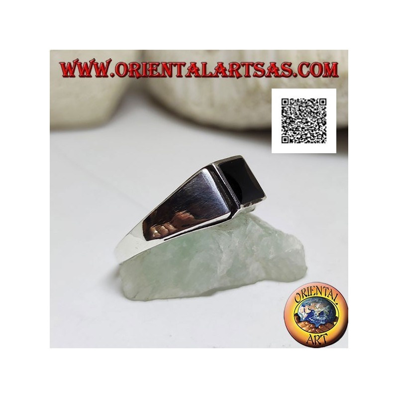 Bague en argent avec onyx carré au ras du bord et ligne verticale gravée sur les côtés