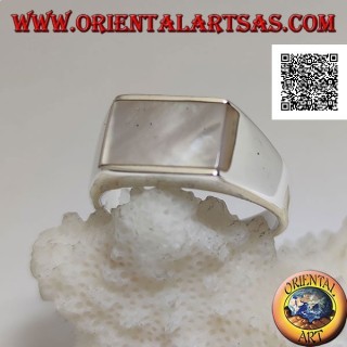 Bague en argent avec nacre rectangulaire horizontale affleurante et faisant saillie sur les côtés sur une monture lisse