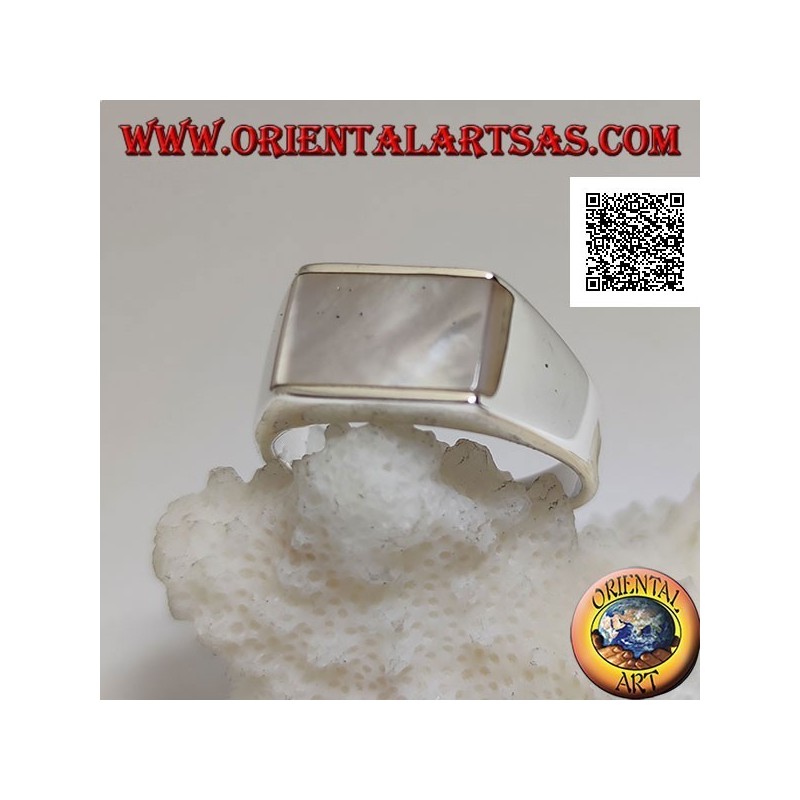 Bague en argent avec nacre rectangulaire horizontale affleurante et faisant saillie sur les côtés sur une monture lisse