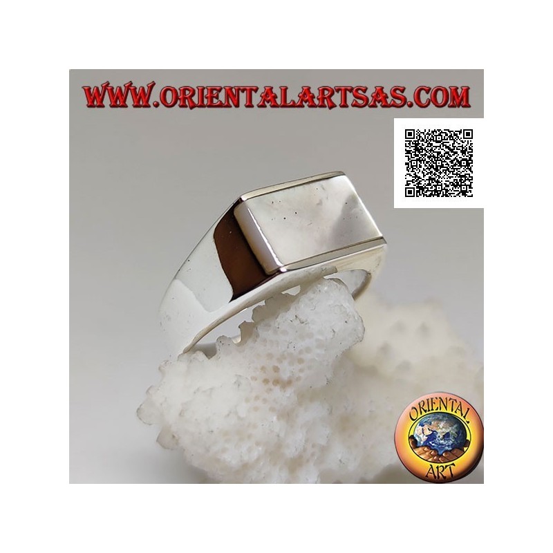 Anillo de plata con nácar rectangular horizontal al ras y que sobresale en los lados sobre un marco liso