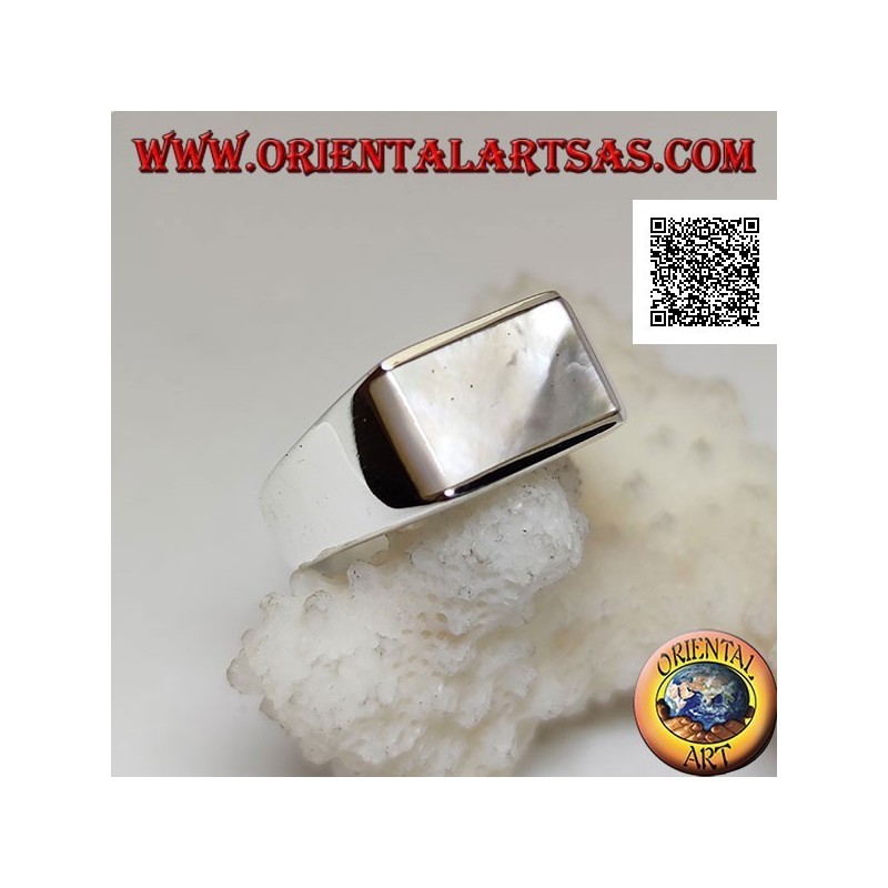 Bague en argent avec nacre rectangulaire horizontale affleurante et faisant saillie sur les côtés sur une monture lisse