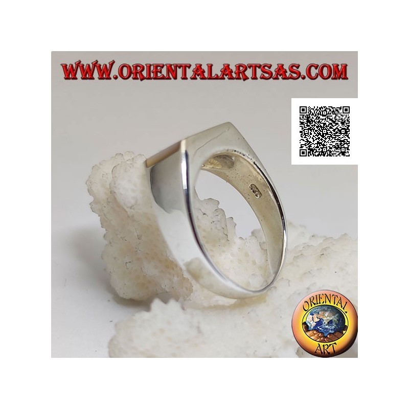 Anello in argento con madreperla rettangolare orizzontale a filo e sporgente sui lati su montatura liscia