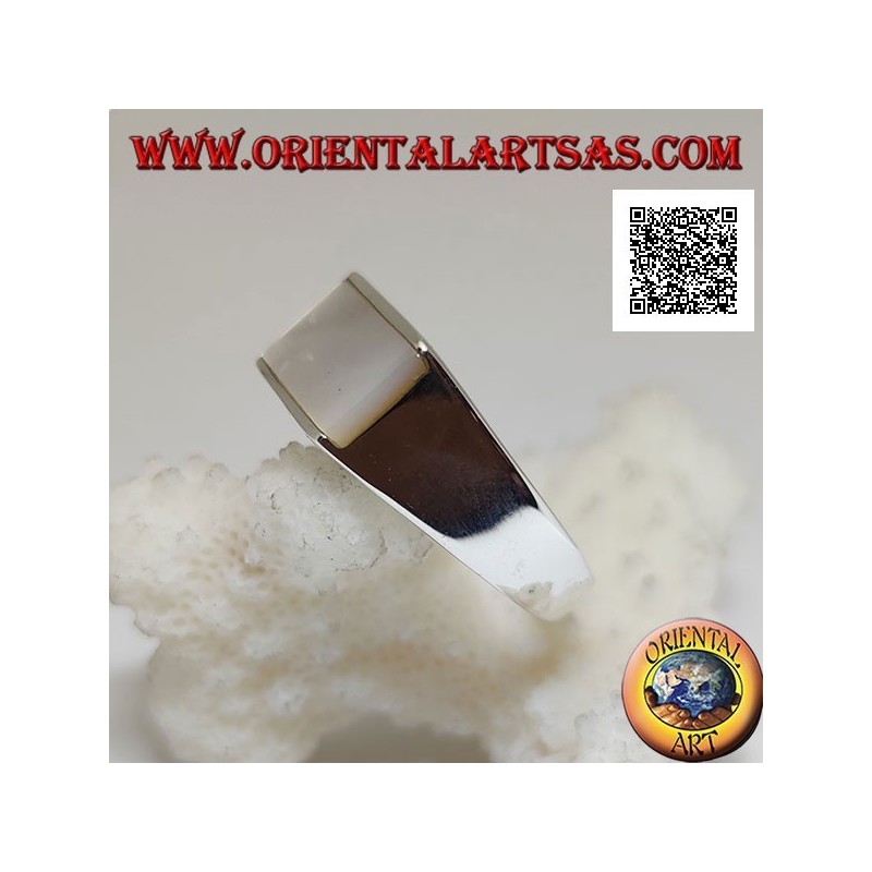 Anillo de plata con nácar rectangular horizontal al ras y que sobresale en los lados sobre un marco liso