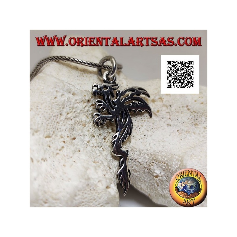 Pendentif en argent en forme de wyvern (dragon ailé à deux pattes) de profil style tribal