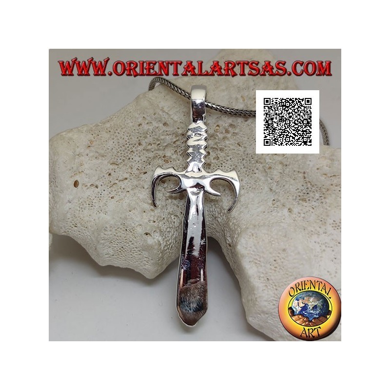 Colgante espada de plata con guarda y trinquetes puntiagudos y hoja con adornos celtas