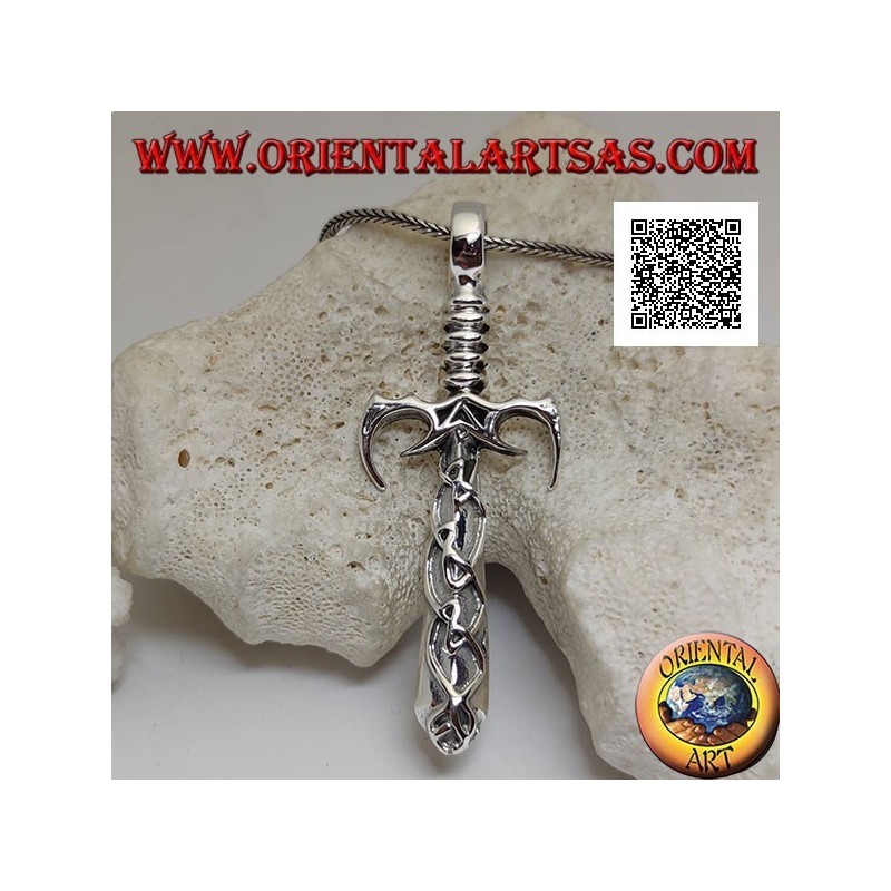 Pendentif épée en argent avec garde et cliquets pointus et lame avec décorations celtiques