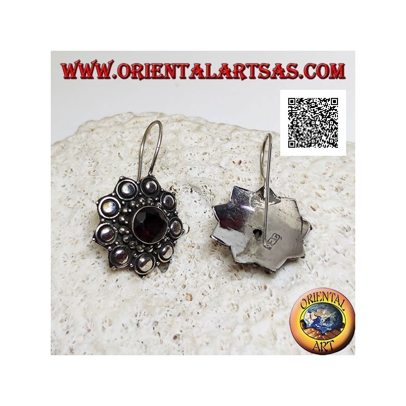 Pendientes colgantes flor de plata con granate redondo facetado rodeado de bolas y discos