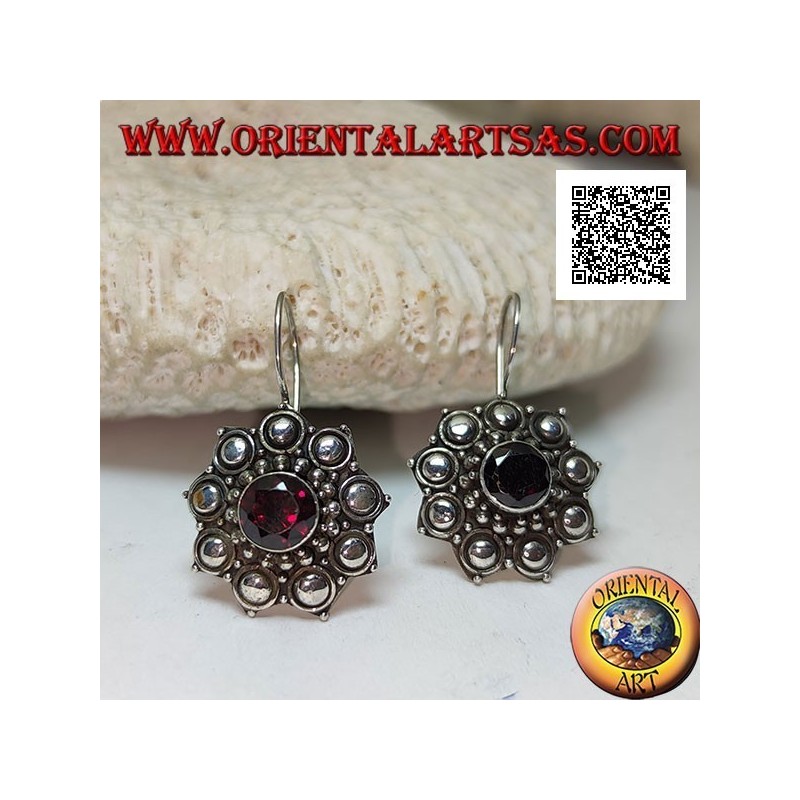 Pendientes colgantes flor de plata con granate redondo facetado rodeado de bolas y discos
