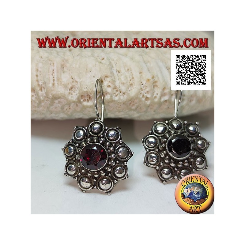 Silberne Blumenanhängerohrringe mit facettiertem rundem Granat, umgeben von Kugeln und Scheiben