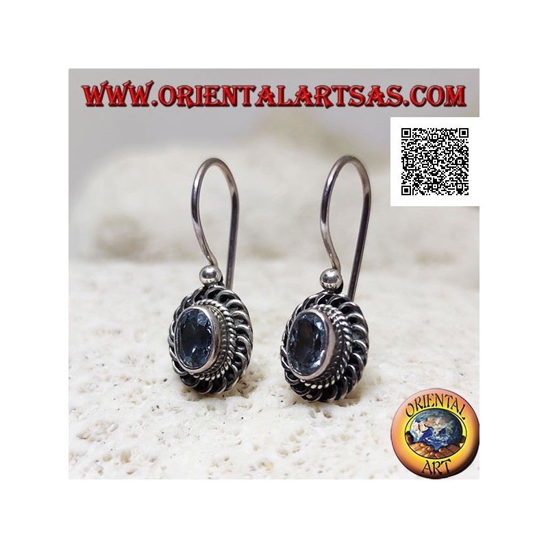 Pendientes de plata con topacio azul ovalado facetado rodeado de comillas entrelazadas y en bajorrelieve