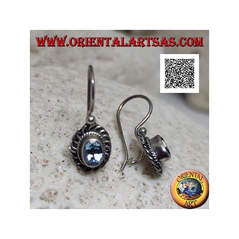 Pendientes de plata con topacio azul ovalado facetado rodeado de comillas entrelazadas y en bajorrelieve