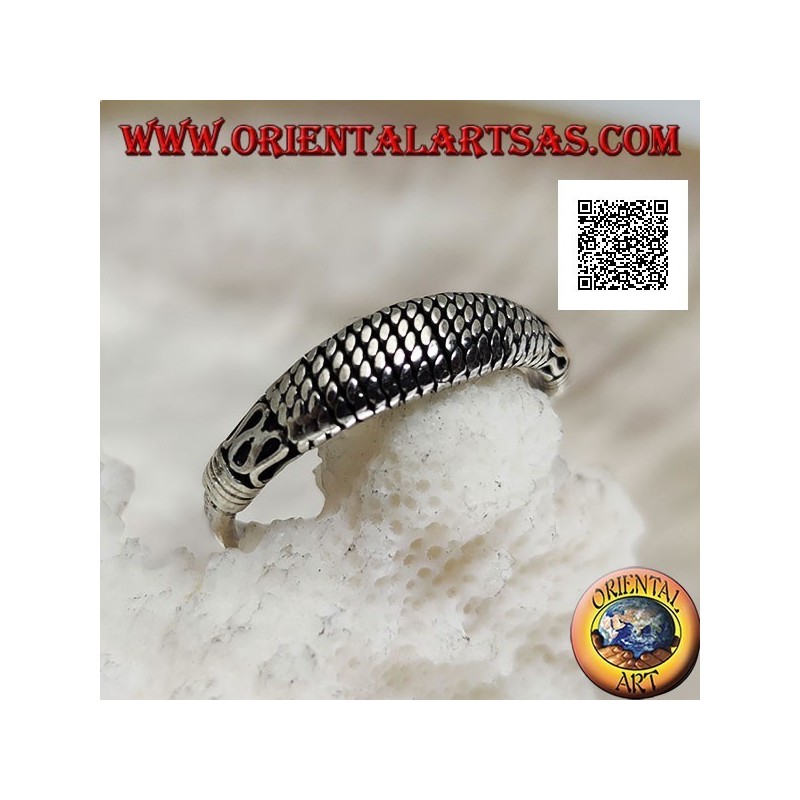Bague en argent avec une serpentine de style oriental et entrelacs