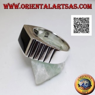 Anillo de plata con ónix rectangular horizontal a ras del borde e incisiones verticales en los laterales