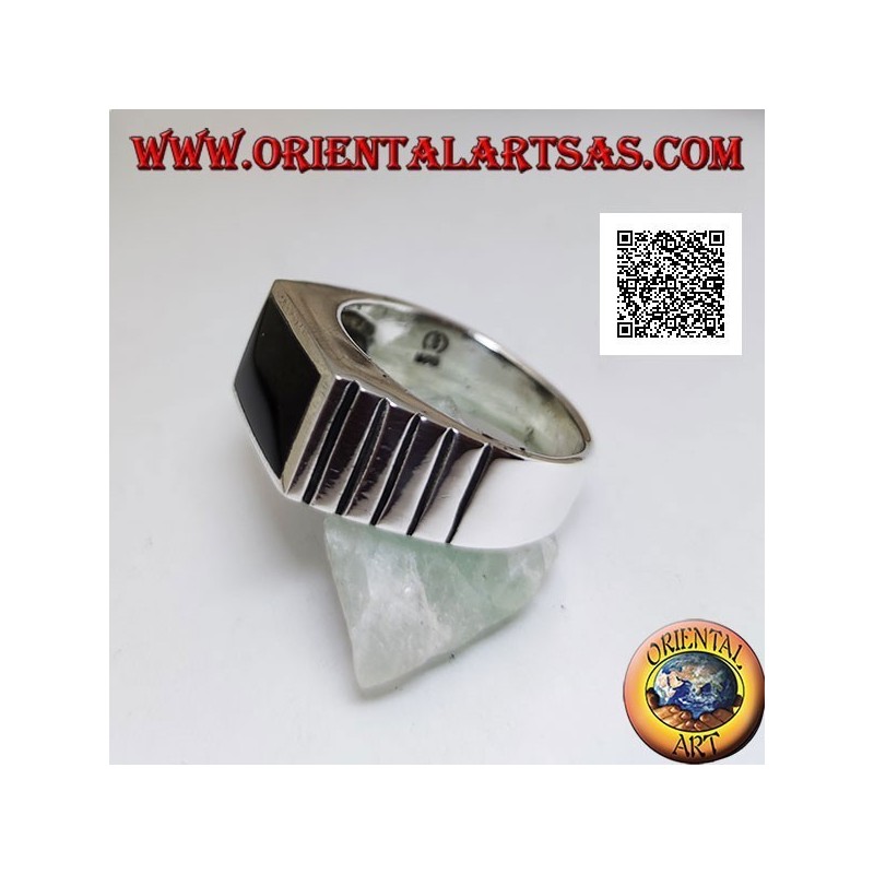 Anillo de plata con ónix rectangular horizontal a ras del borde e incisiones verticales en los laterales