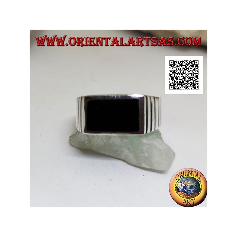 Bague en argent avec onyx rectangulaire horizontal au ras du bord et incisions verticales sur les côtés